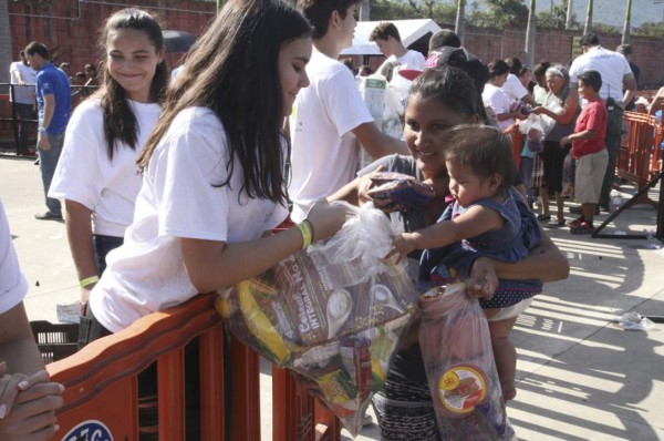 Fundación Voces de Esperanza celebra la Navidad a miles de familias pobres