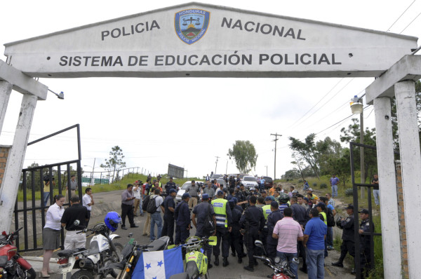 Policías hondureños protestan por falta de pago en Tegucigalpa
