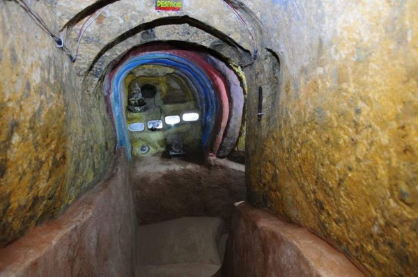 Un 'hombre topo' demuestra el placer de vivir bajo tierra