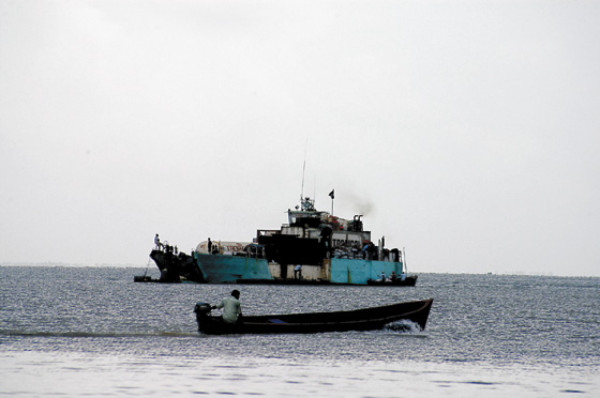 Bote se quema con 140 toneladas de comida