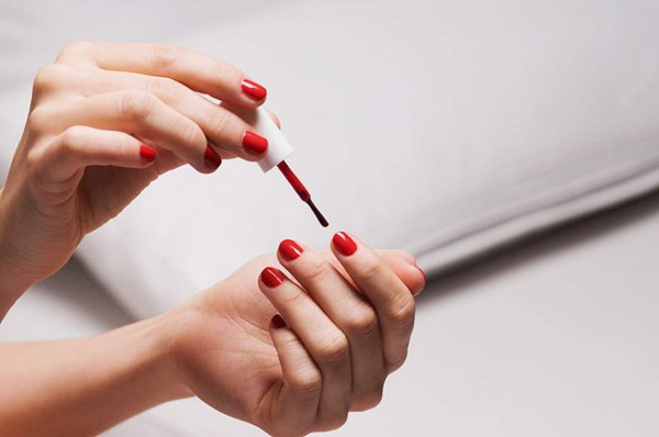 Crean un arma contra violadores : un esmalte de uñas