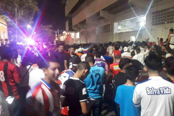 Caos en las afueras del estadio Morazán por confusión de boletos