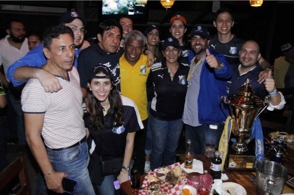 Festejo de campeón del Honduras Progreso en el que se valía beber