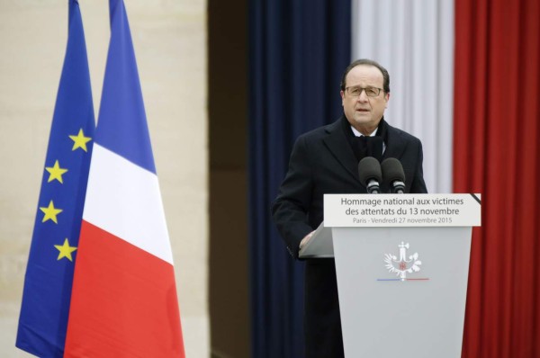 Hollande jura destruir al ISIS y afirma que Francia 'no cederá al miedo'