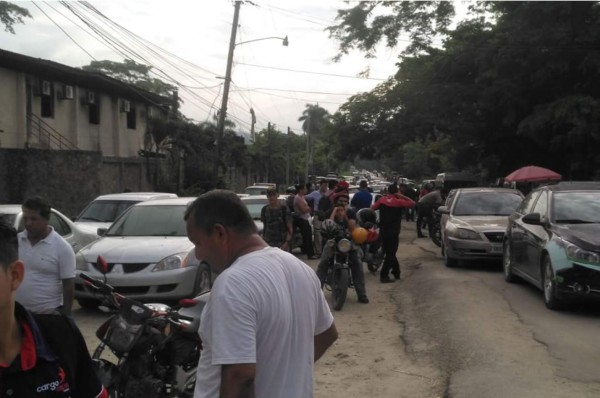 Conductores de buses y pobladores se toman carretera hacia Ticamaya