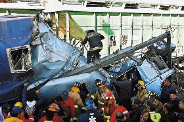 22 muertos en choque de autobús con tren