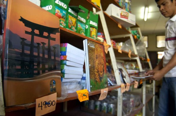 Banasupro mantiene precios de 2007 en útiles