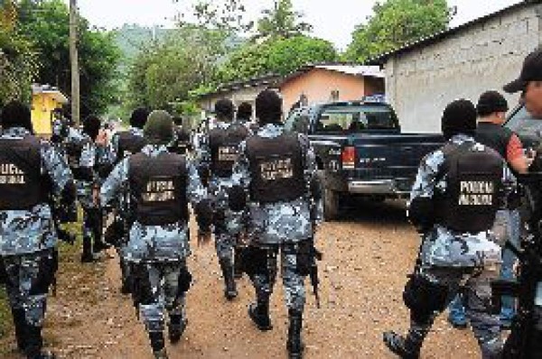 Policías se lían a tiros con supuestos capos