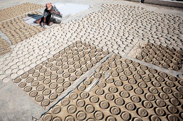 Haitianos comen galletas de lodo