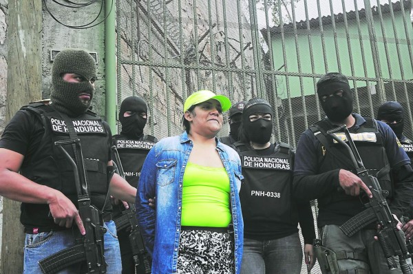 En la capital capturan a mujer con un lote de joyas, armas y 900,000 lempiras