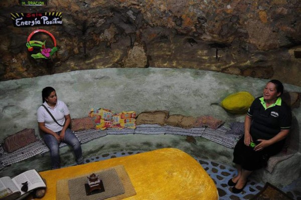 Un 'hombre topo' demuestra el placer de vivir bajo tierra