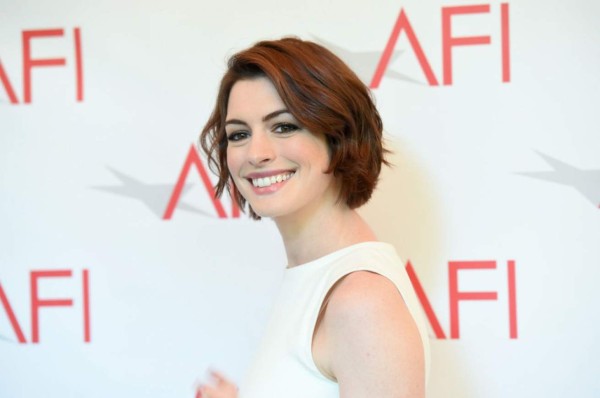 Anne Hathaway presume su aumentado embarazo