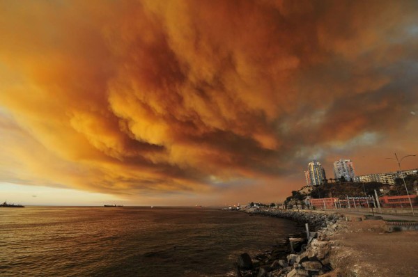 Incendio en Valparaíso 'contenido pero aún activo'