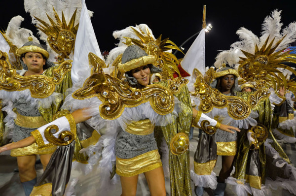 Ronaldo se gradúa de astro de carnaval en Sao Paulo