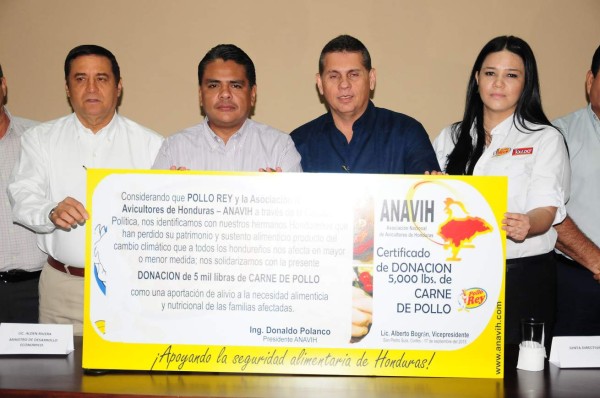 Avicultores donan 5,000 libras de carne de pollo a pobladores del corredor seco