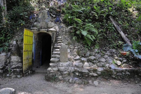 Un 'hombre topo' demuestra el placer de vivir bajo tierra