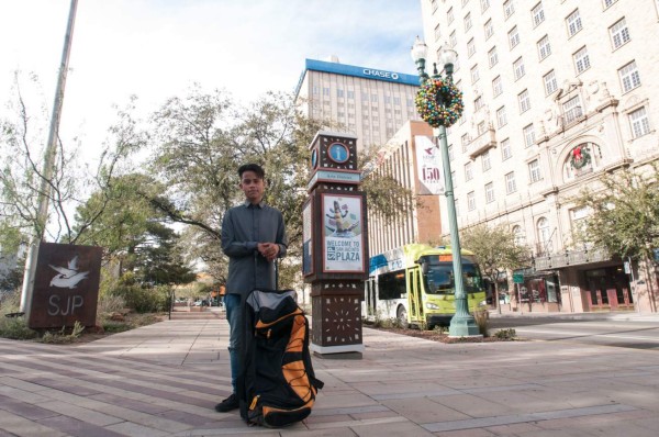 Joven de familia deportada a México regresa a EUA en la 'era Trump'  