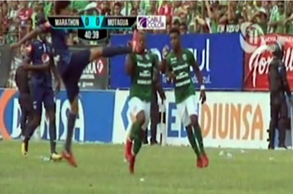 VIDEO: La expulsión de Henry Figueroa por falta contra Júnior Lacayo