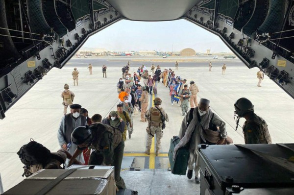 Francia pone bajo vigilancia a cinco afganos evacuados por vínculos con el talibán