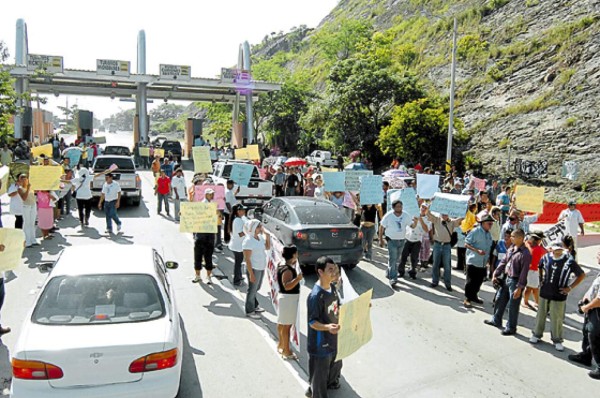 Se toman el peaje en protesta por aumento