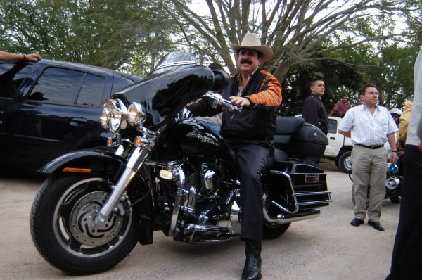 Expresidente Mel Zelaya dice que solo una moto compró durante su gestión
