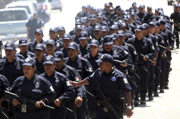 México convierte a autodefensas en policías rurales y les entrega armamento