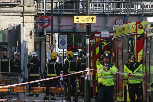 Members of the emergency services work outside Parsons Green underground tube station in west London on September 15, 2017, following an incident on an underground tube carriage at the station.British police are treating an incident on a London Underground train on Friday as an act of terrorism, saying 'a number of people' had been injured. 'Terrorist incident declared at Parsons Green Underground Station,' police said in a statement. / AFP PHOTO / Daniel LEAL-OLIVAS