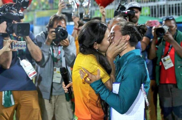 Mujeres protagonizan la primera propuesta de matrimonio en Olímpicos