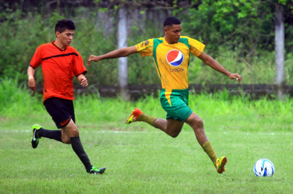 Villanueva golea y se apodera del liderato en Segunda División