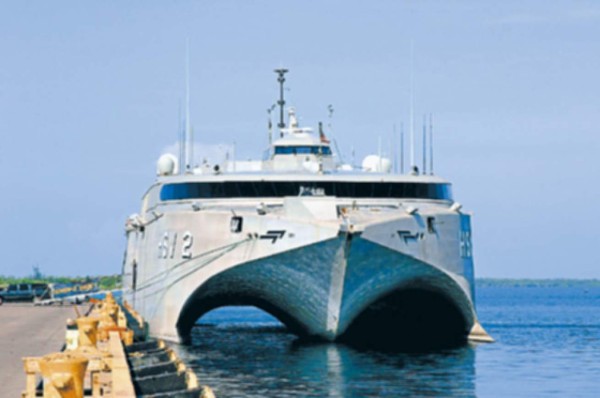 En moderno buque entrena naval hondureña