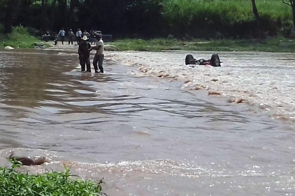 Mujer queda atrapada dentro de un carro y se ahoga al caer al río Choluteca