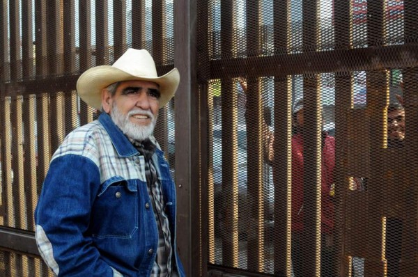 Migrantes despiden el año con sus familiares a través del muro