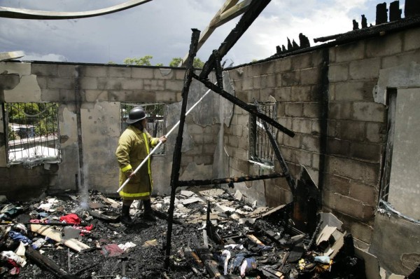 Incendio deja en la calle a una familia en La Ceiba