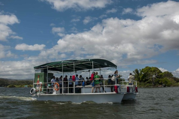 Un catamarán turístico recorre lago de Nicaragua