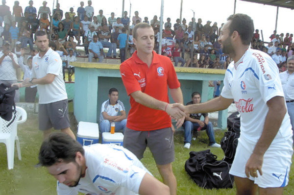 Danilo Tosello se estrenó como DT con el Olimpia