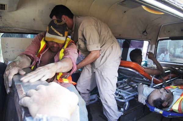 Rescatan a tres obreros después de estar 30 minutos soterrados