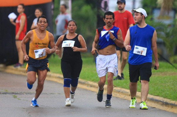 Sampedranos corren y pedalean a favor de enfermos