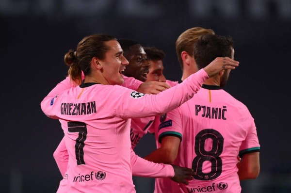 Dembélé fue felicitado por sus compañeros tras el gol que anotó.
