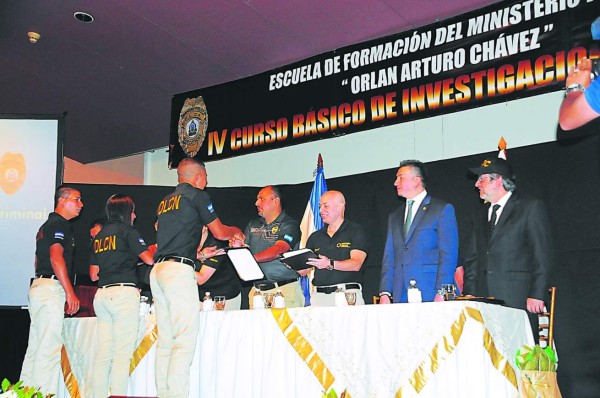 Fiscalía gradúa a 178 nuevos agentes