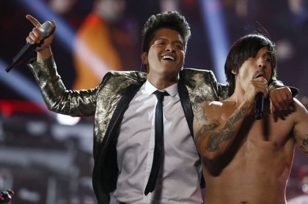 Espectáculo de Bruno Mars opacado por fuegos artificiales