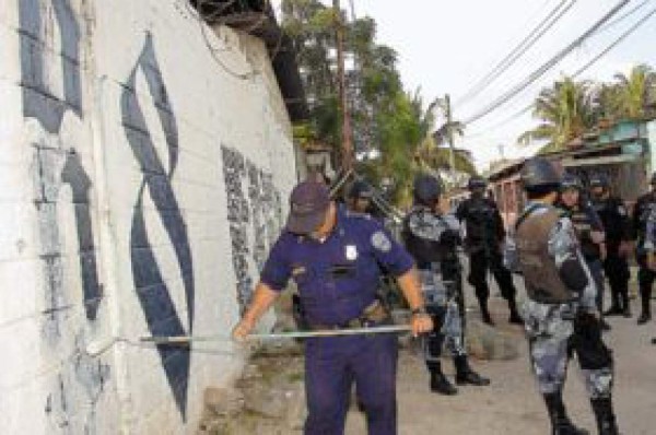 Policías toman por asalto la Planeta