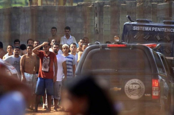 Siete policías muertos y diez presos heridos en motín en una cárcel de México