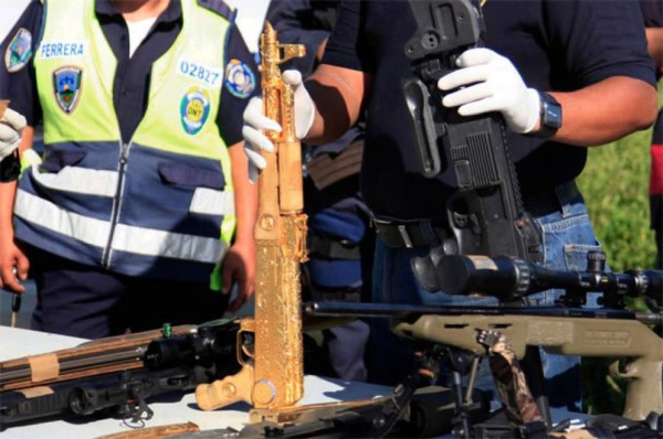 Se desconoce paradero del fusil AK-47 bañado en oro