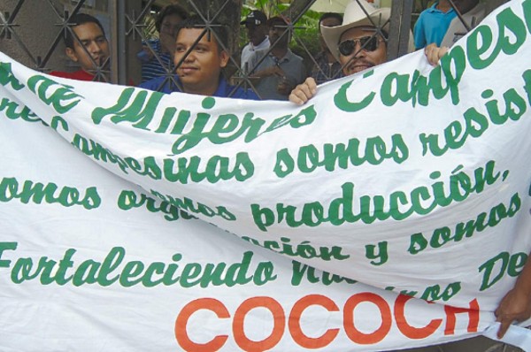 Campesinos se toman INA y Banadesa