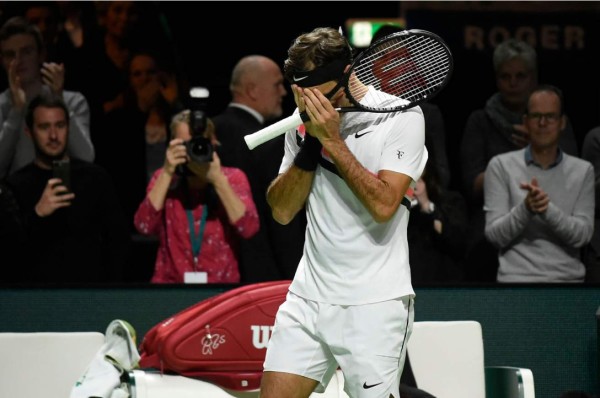 Federer vuelve al número uno del mundo y se emociona hasta las lágrimas