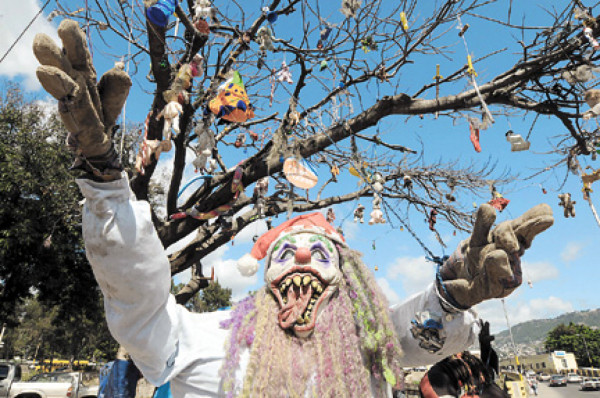 Arman árbol navideño de los pobres en Tegucigalpa