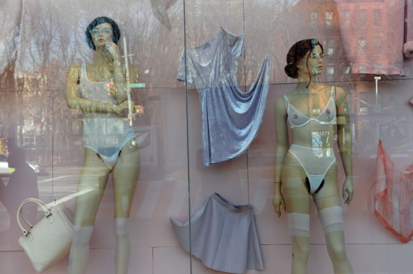 Maniquíes con vello púbico desatan polémica