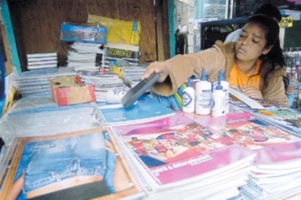 Elaboran lista básica de útiles escolares