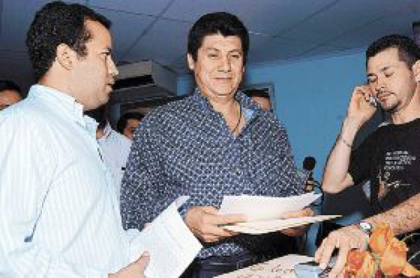 Diputado racista presenta disculpa en Fiscalía