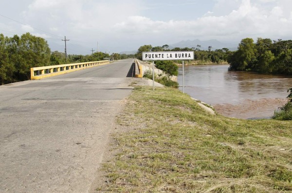 Cauce del río Aguán está socavando el paso por el puente de La Burra